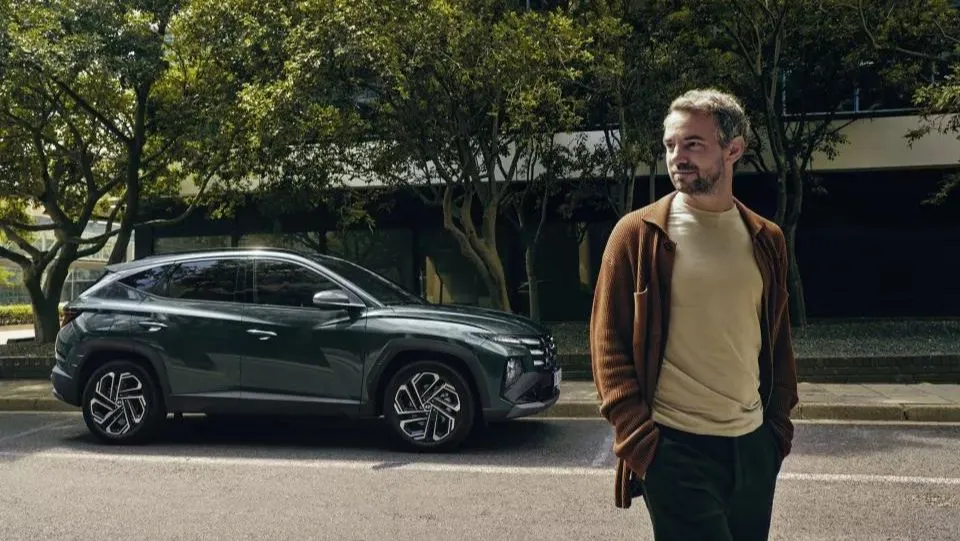 Hyundai Chevalley - Tuscon hybrid vue arrière en mouvement 