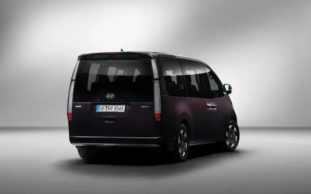 Vue de dos du hyundai Staria Electric Groupe Chevalley