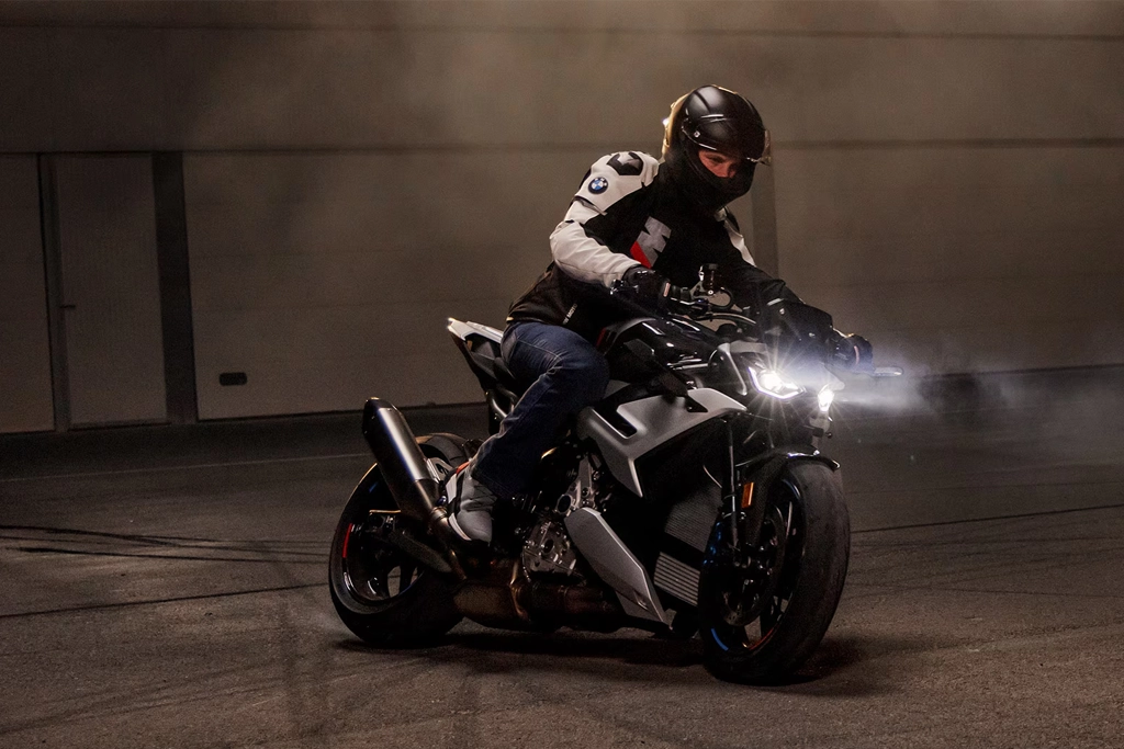 bmw_motorrad_m_1000_r_banner_434884516.webp