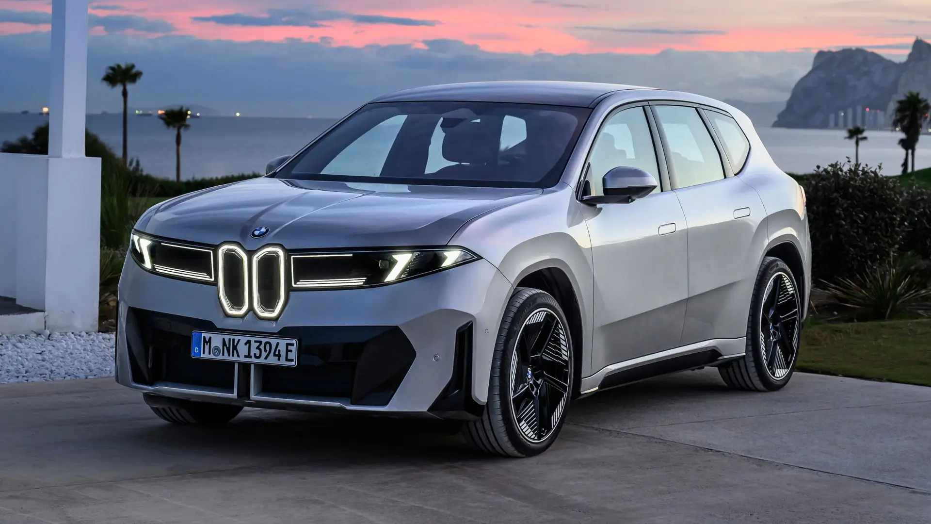 BMW iX3 électrique garé sur un parking urbain