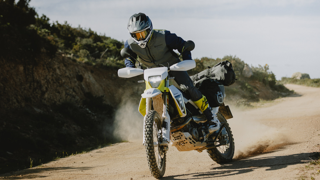 Vue avant de la Husqvarna 701 Enduro 2026 sur terrain accidenté