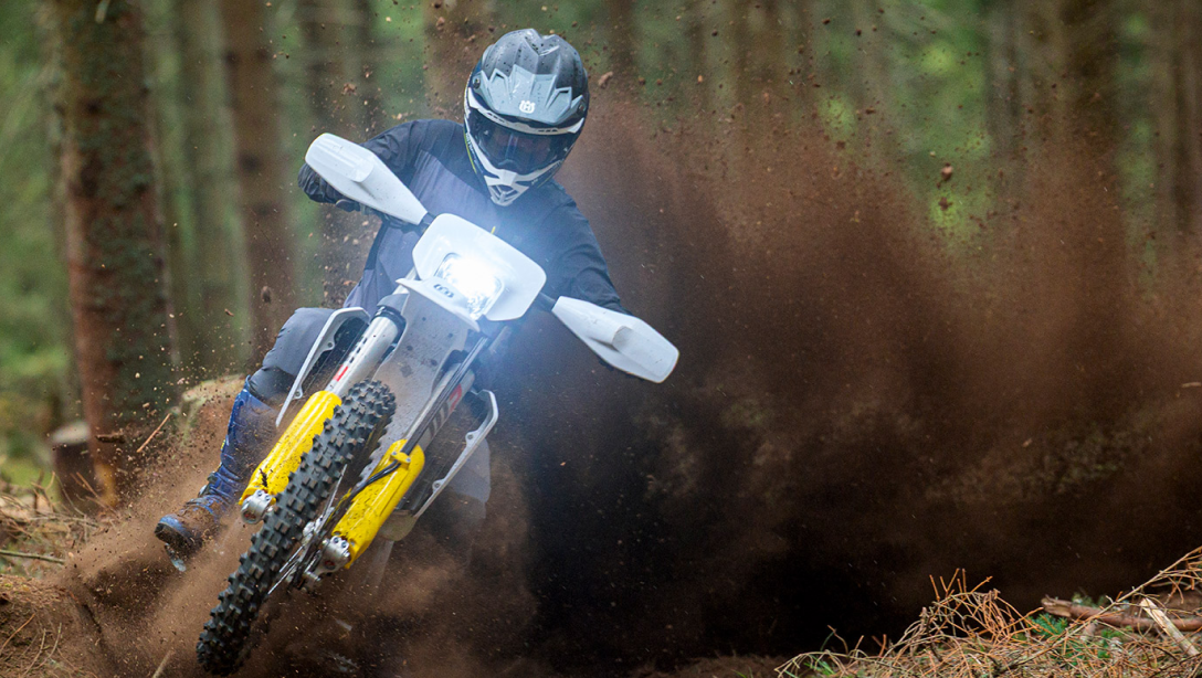 Vue latérale de la Husqvarna FE 350 2026 sur un terrain d'enduro