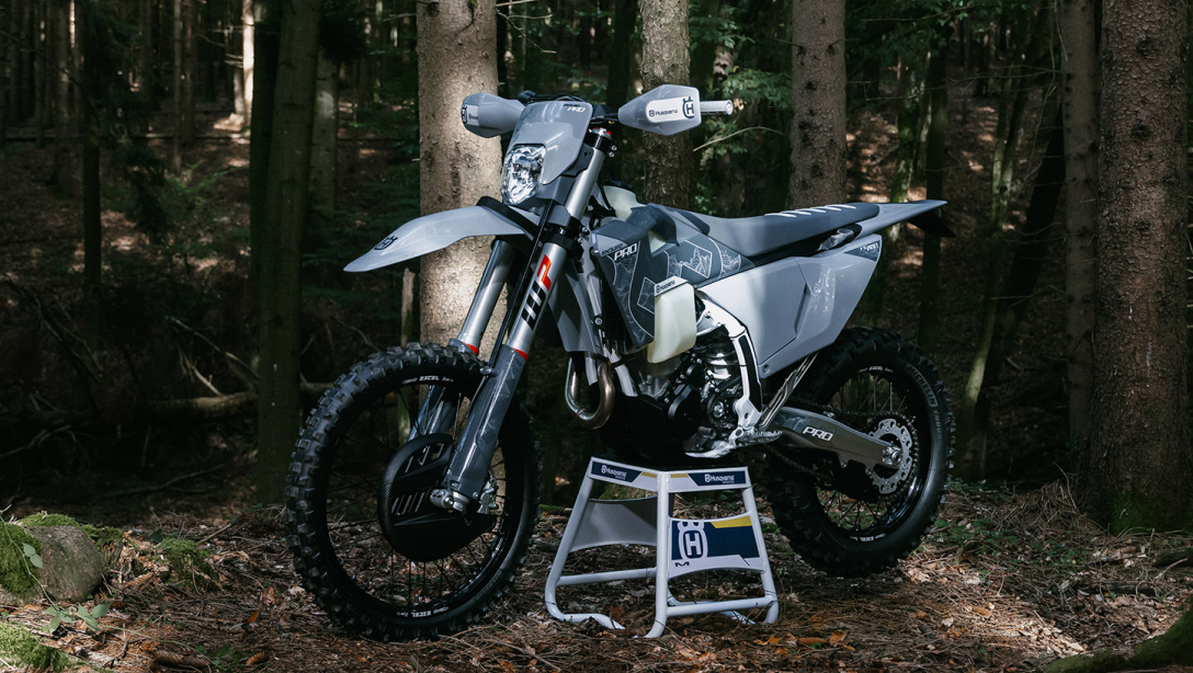 Vue latérale de la Husqvarna FE 350 PRO 2026 sur terrain d’enduro