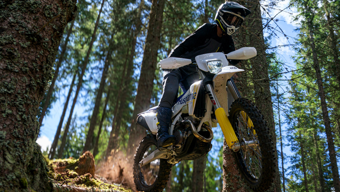 Vue latérale de la Husqvarna FE 450 2026 sur terrain d’enduro