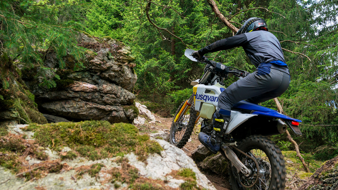 Vue latérale de la Husqvarna FE 501 2026 sur un terrain d’enduro