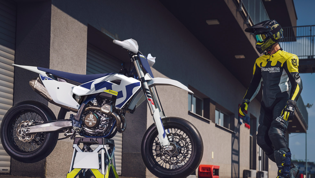 Vue latérale dynamique de la Husqvarna FS 450 2026 sur circuit.
