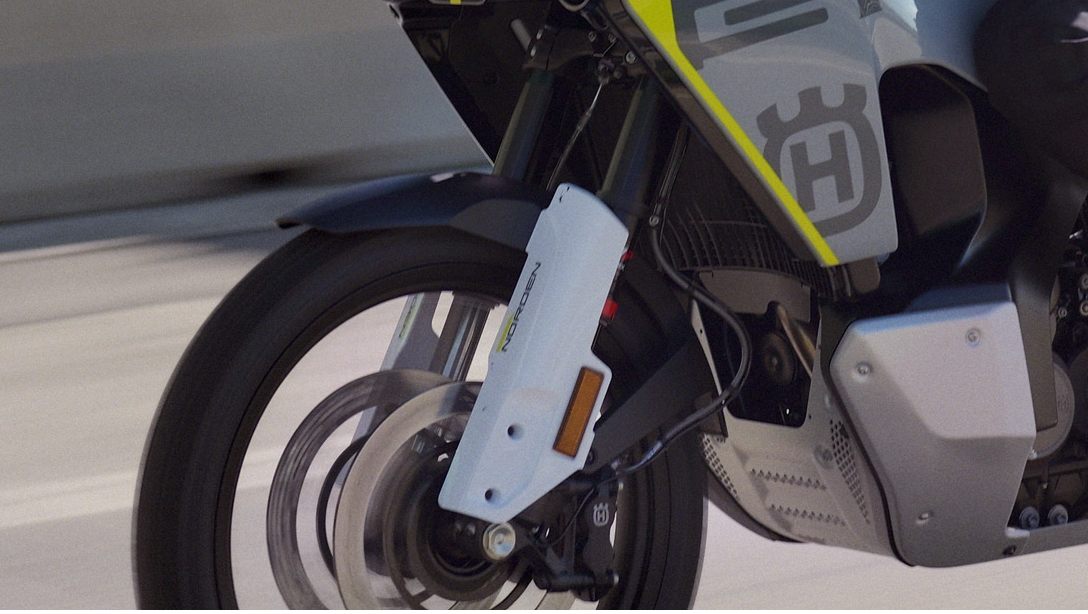 Vue avant de la Husqvarna Norden 901 2026 sur route