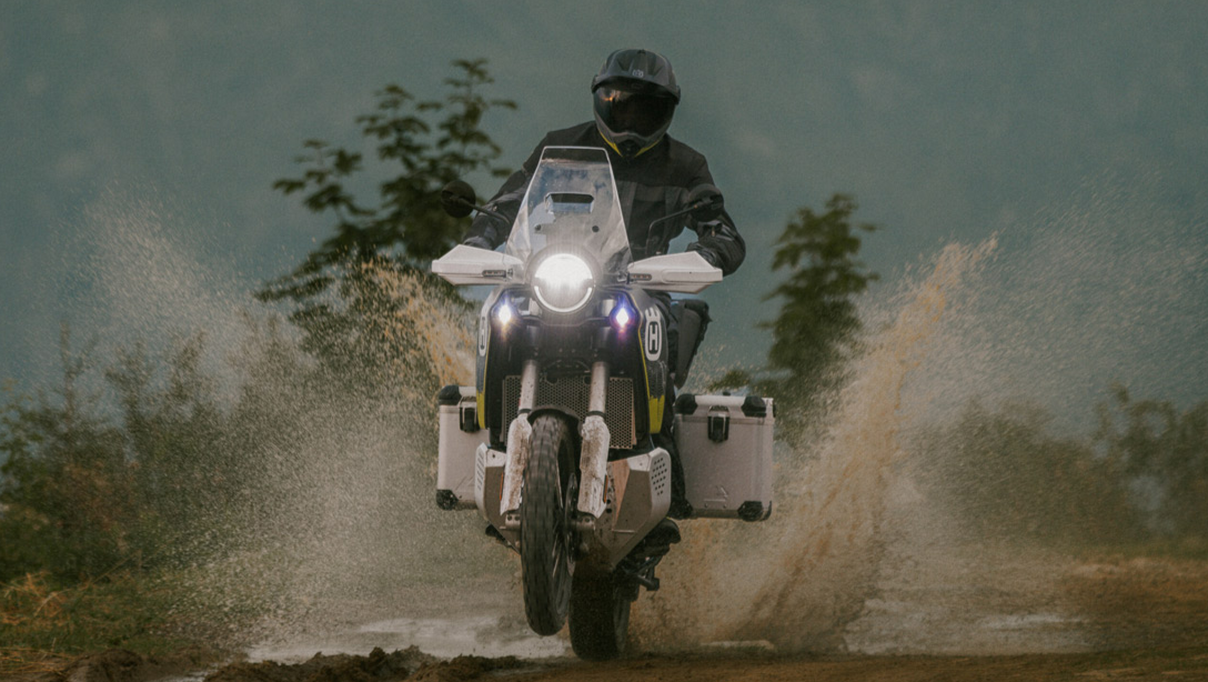 Vue latérale de la Husqvarna Norden 901 Expedition 2026 sur piste