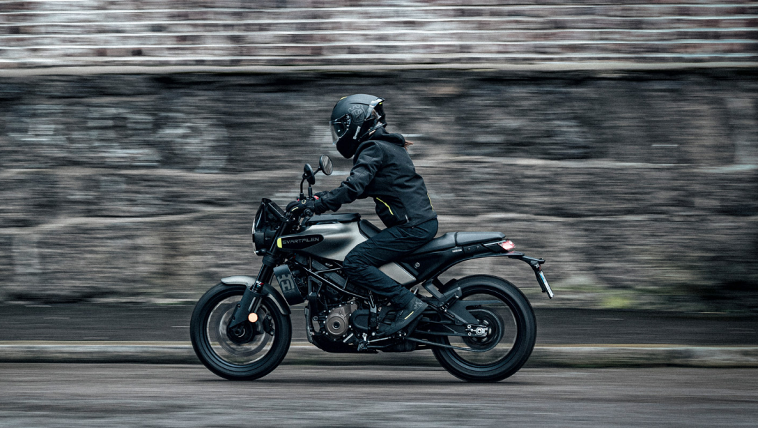 Vue latérale de la Husqvarna Svartpilen 125 2025 sur fond sombre