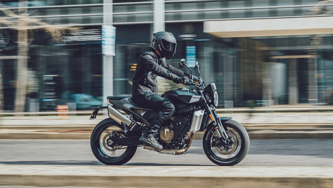 Vue latérale de la Husqvarna Svartpilen 801 2024 sur route