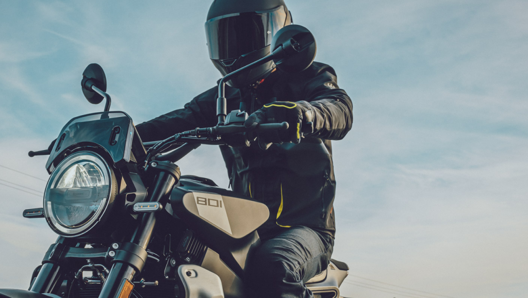 Vue latérale de la Husqvarna Svartpilen 801 L 2025 sur route