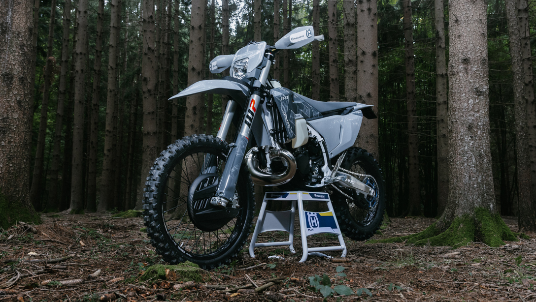 Vue latérale de la Husqvarna TE 300 PRO 2026 sur terrain d’enduro