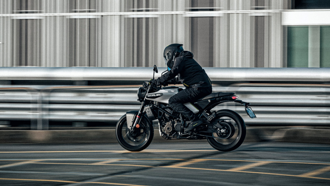 Vue latérale de la Husqvarna Vitpilen 125 2025 sur fond sombre