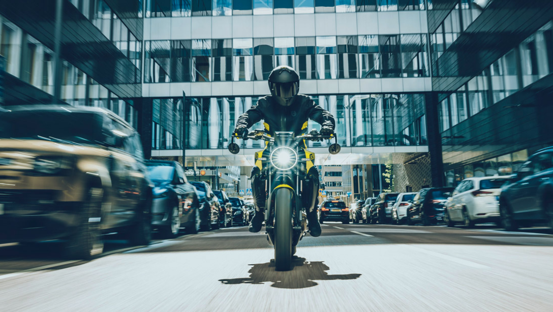 Vue latérale de la Husqvarna Vitpilen 801 L 2025 sur fond sombre