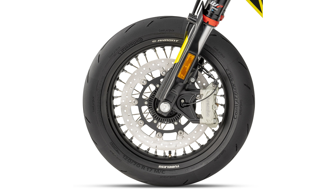 Husqvarna 701 Supermoto 2026 en action sur circuit.