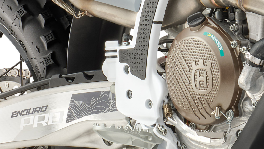 Vue avant de la Husqvarna FE 350 PRO 2026 en action sur piste