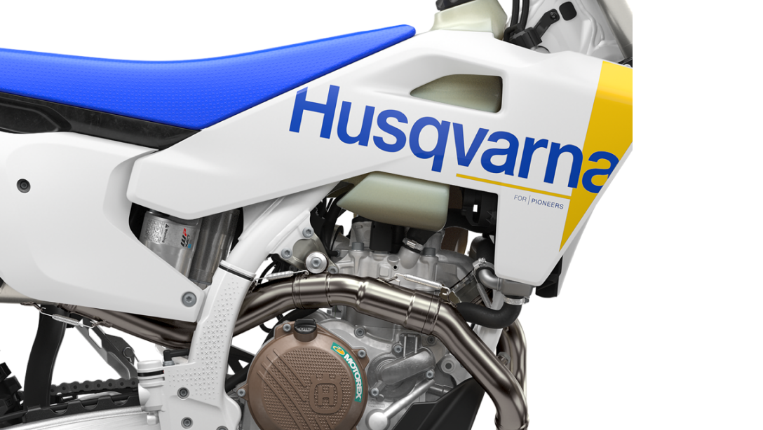 Husqvarna FE 501 2026 en action sur un sentier boueux
