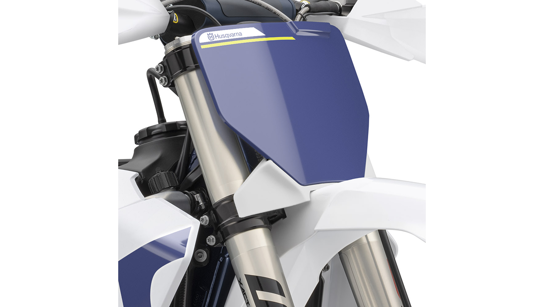 Husqvarna FS 450 2026 vue avant sur piste.