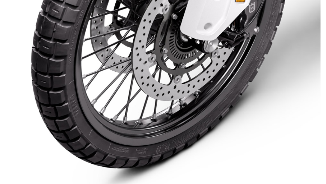 Profil latéral de la Husqvarna Norden 901 2026 en action