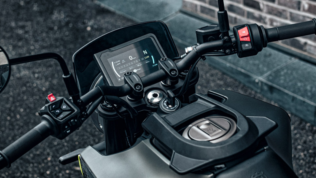 Vue avant de la Husqvarna Svartpilen 125 2025 en extérieur