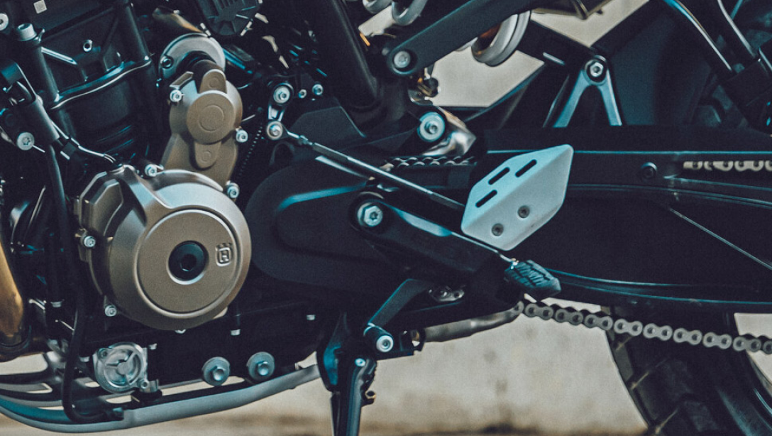 Détail du moteur bicylindre de la Husqvarna Svartpilen 801 2024