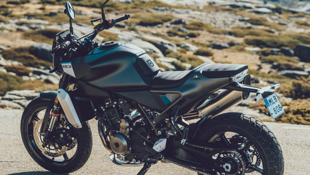 Vue avant de la Husqvarna Svartpilen 801 L 2025 en extérieur