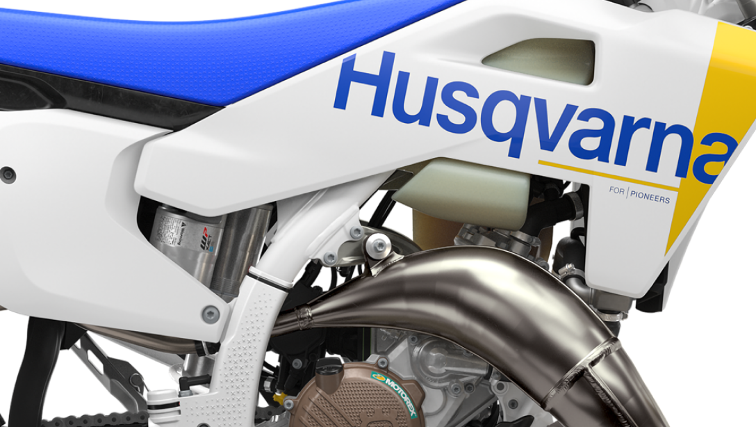 Husqvarna TE 125 2026 en action sur un sentier forestier