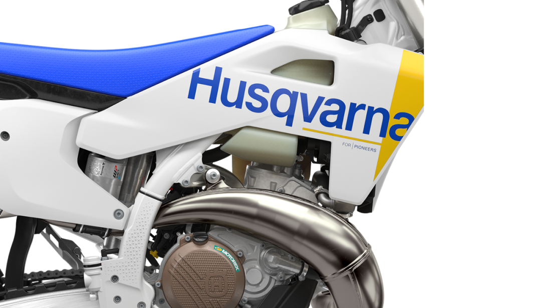 Husqvarna TE 300 2026 en action sur piste boueuse