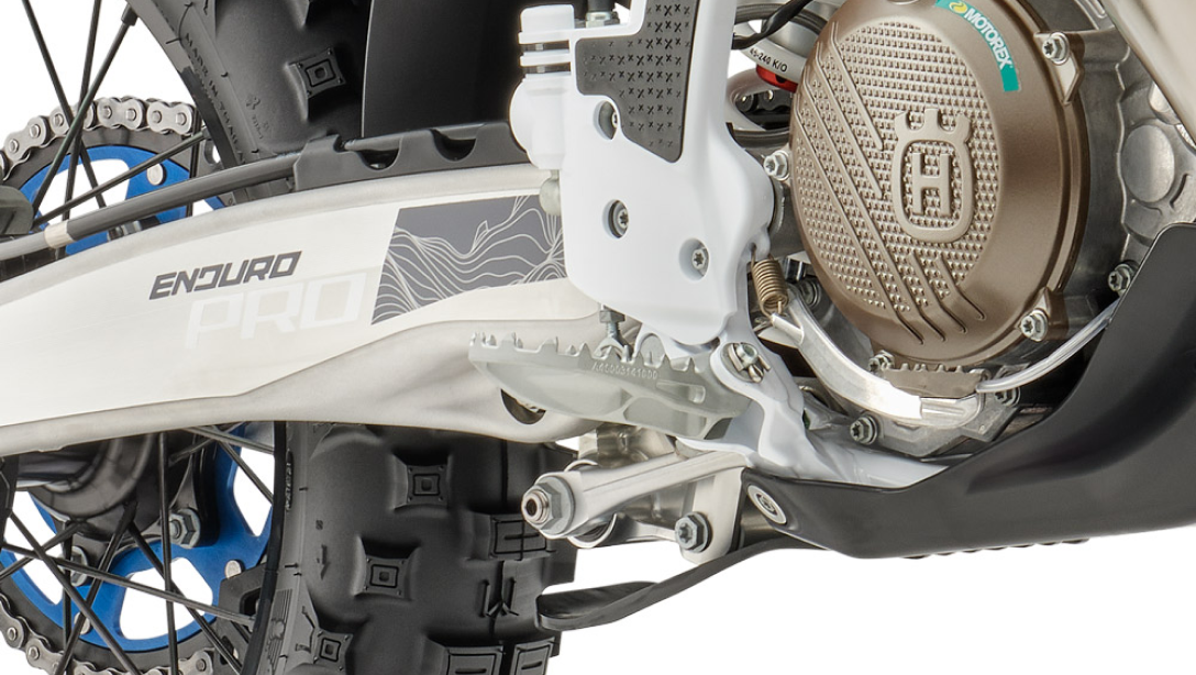 Husqvarna TE 300 PRO 2026 en action sur sentier forestier
