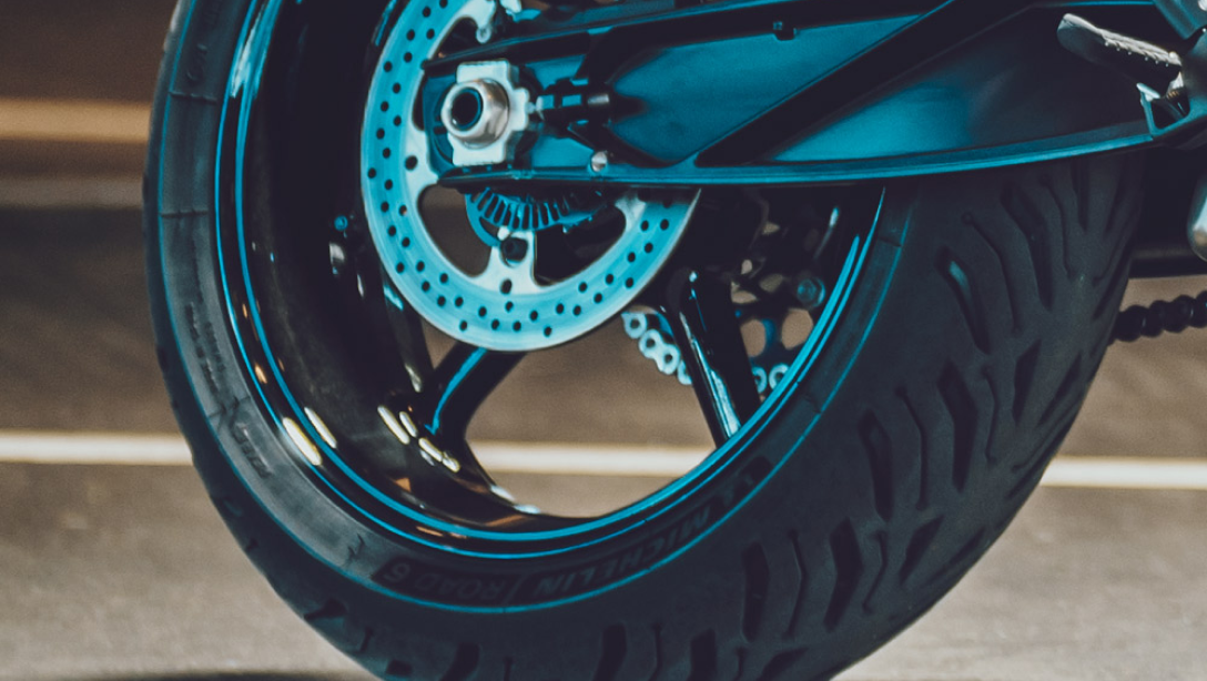 Vue avant de la Husqvarna Vitpilen 801 L 2025 en extérieur