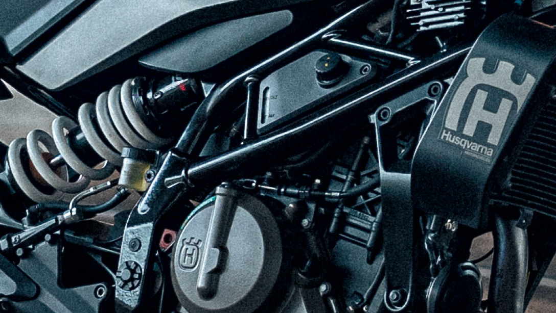 Détail du moteur monocylindre 399 cm³ de la Husqvarna Svartpilen 401 2026