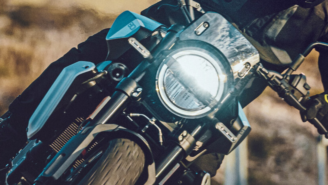 Vue avant de la Husqvarna Svartpilen 801 2024 avec phare LED
