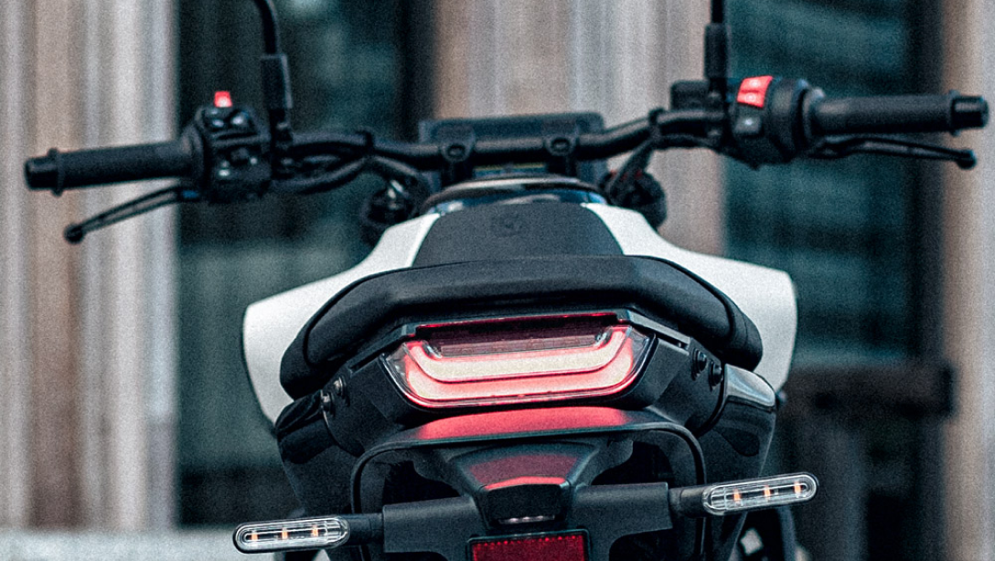 Vue arrière de la Husqvarna Vitpilen 125 2025 en stationnement
