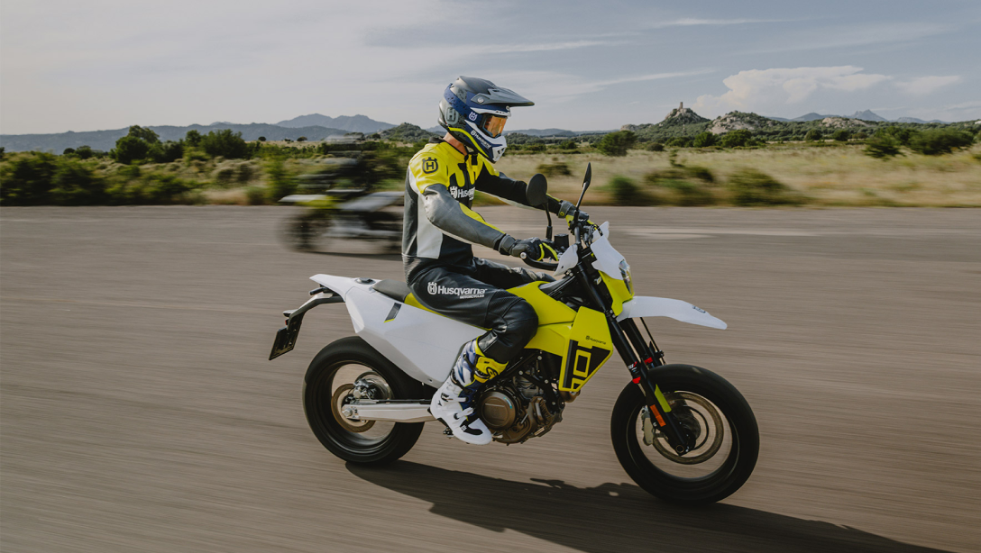 Vue avant de la Husqvarna 701 Supermoto 2026 sur route.