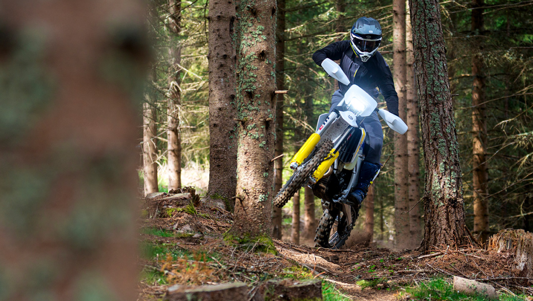 Vue avant de la Husqvarna FE 350 2026 sur piste