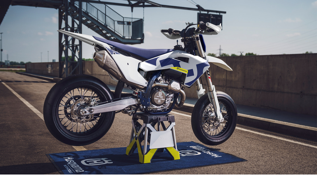 Composants racing premium de la Husqvarna FS 450 2026.