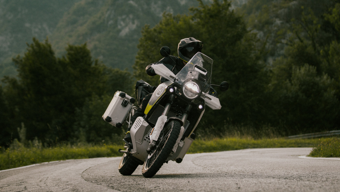 Vue arrière de la Husqvarna Norden 901 Expedition 2026 équipée pour le voyage
