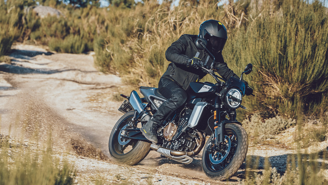 Selle et arrière de la Husqvarna Svartpilen 801 2024