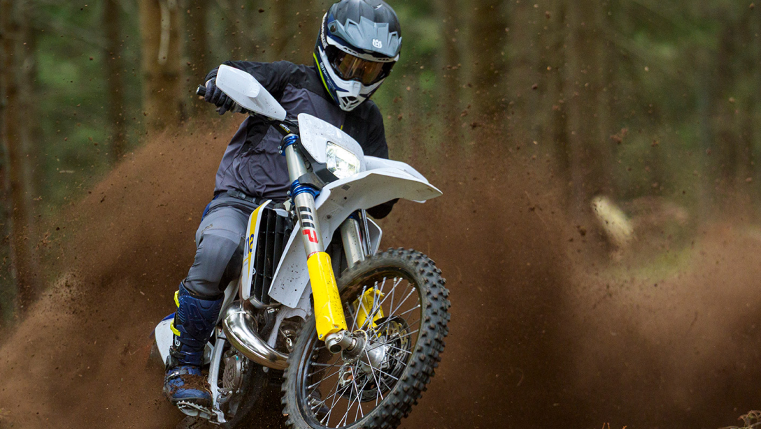 Vue avant de la Husqvarna TE 125 2026 sur terrain accidenté