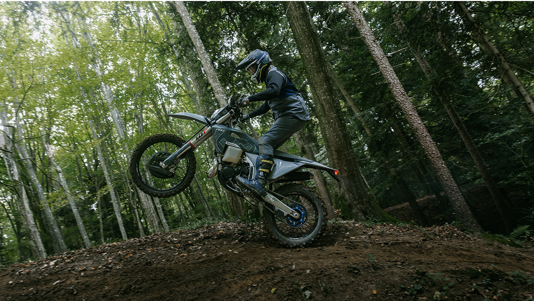 Vue rapprochée du moteur de la Husqvarna TE 300 PRO 2026