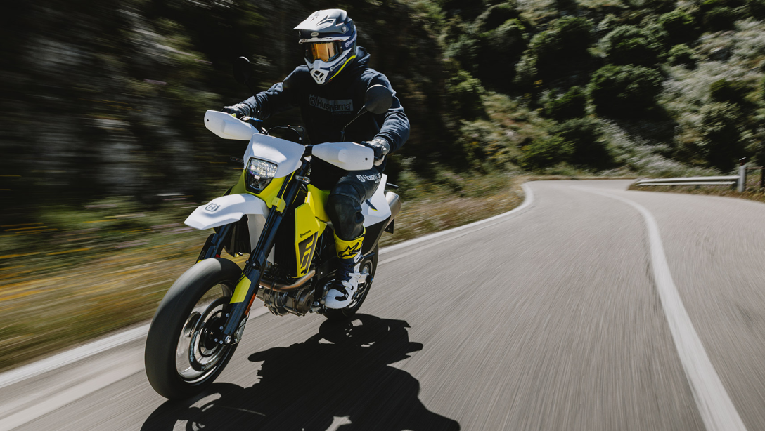 Détail du design avant de la Husqvarna 701 Supermoto 2026.
