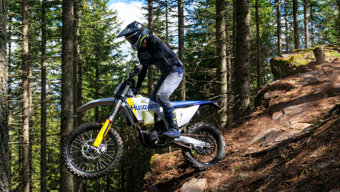 Husqvarna FE 350 2026 sur terrain accidenté