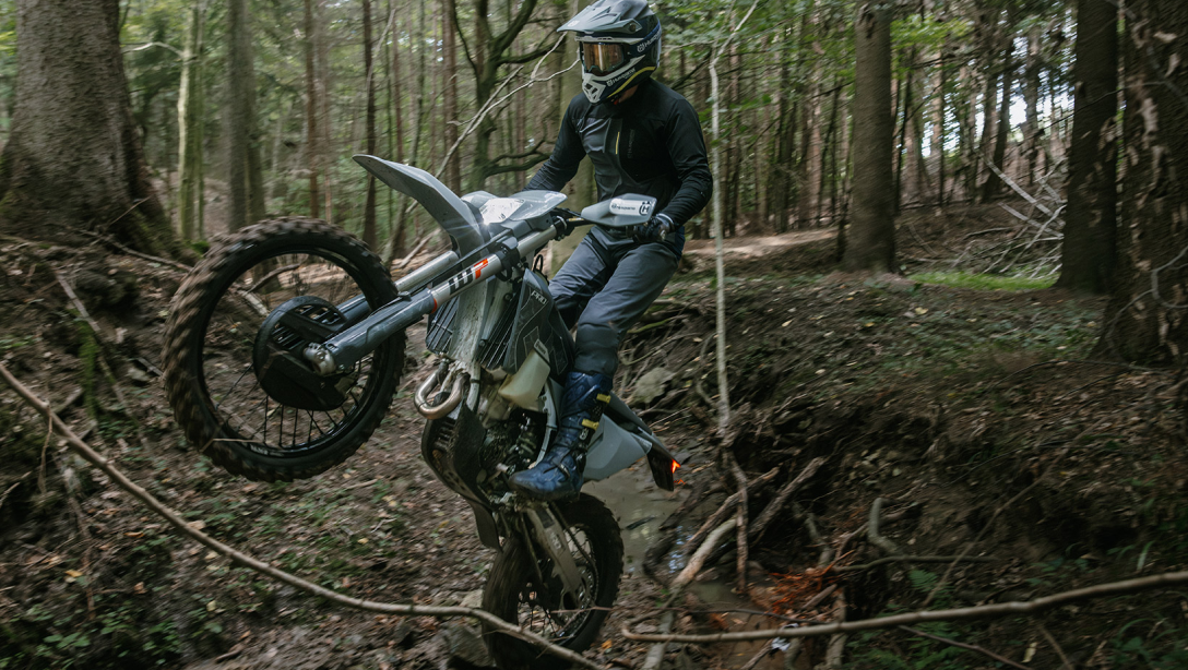 Selle ergonomique et commandes de la Husqvarna FE 350 PRO 2026