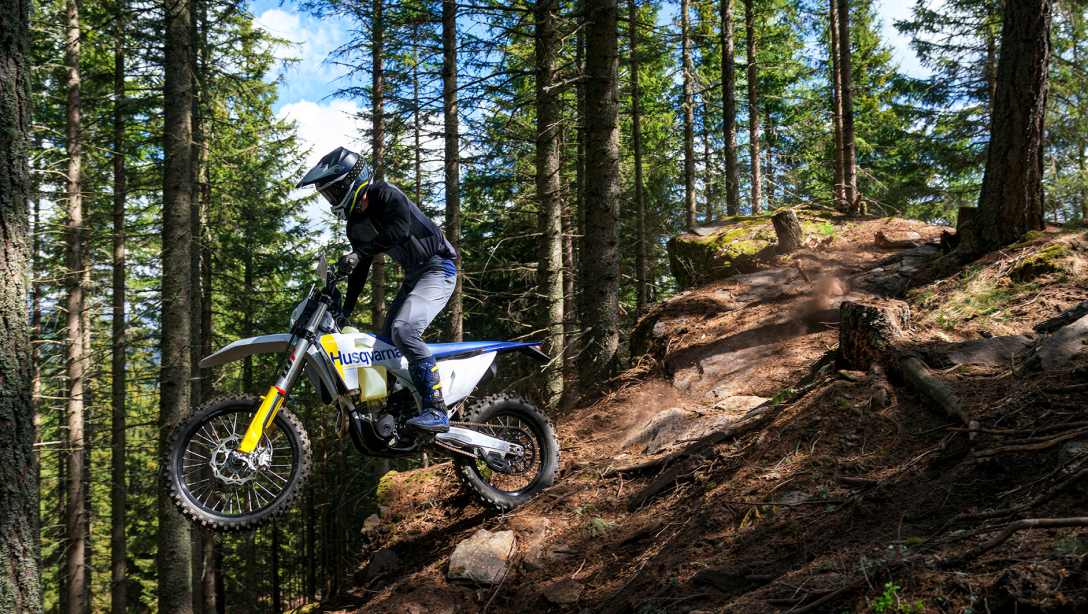 Pilote sur la Husqvarna FE 450 2026 franchissant un obstacle