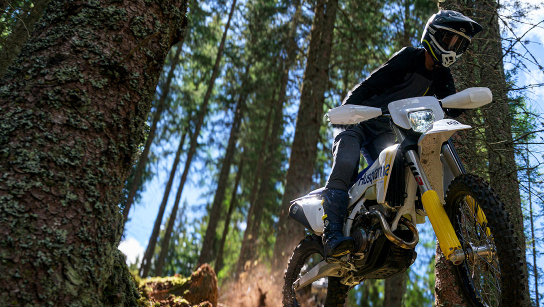 Châssis en acier de la Husqvarna FE 501 2026 sur fond naturel