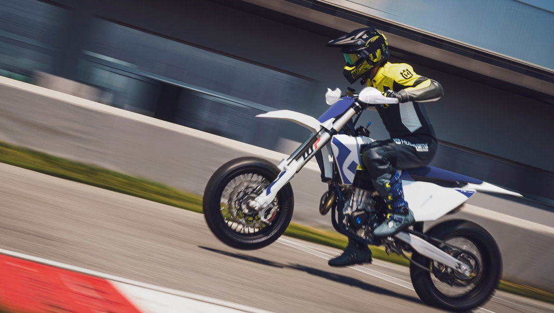 Châssis Husqvarna FS 450 2026 sur circuit.