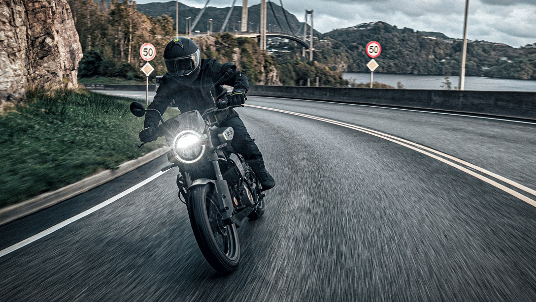 Husqvarna Svartpilen 401 2026 en action sur route urbaine