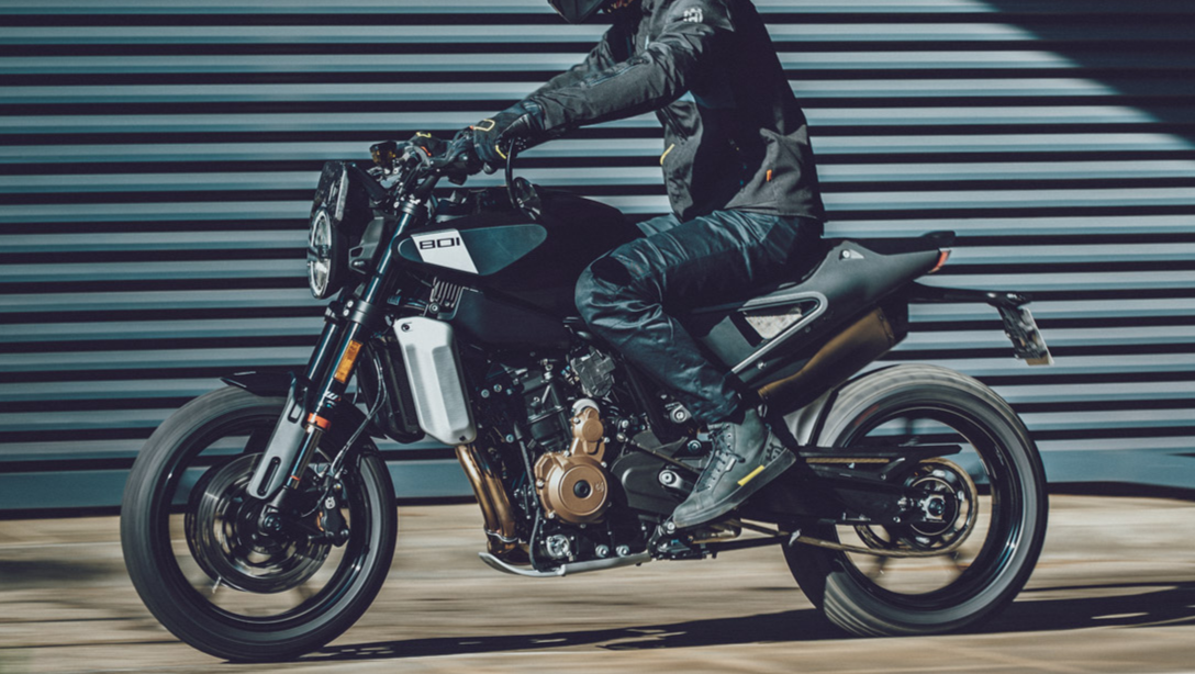 Vue de profil de la Husqvarna Svartpilen 801 L 2025