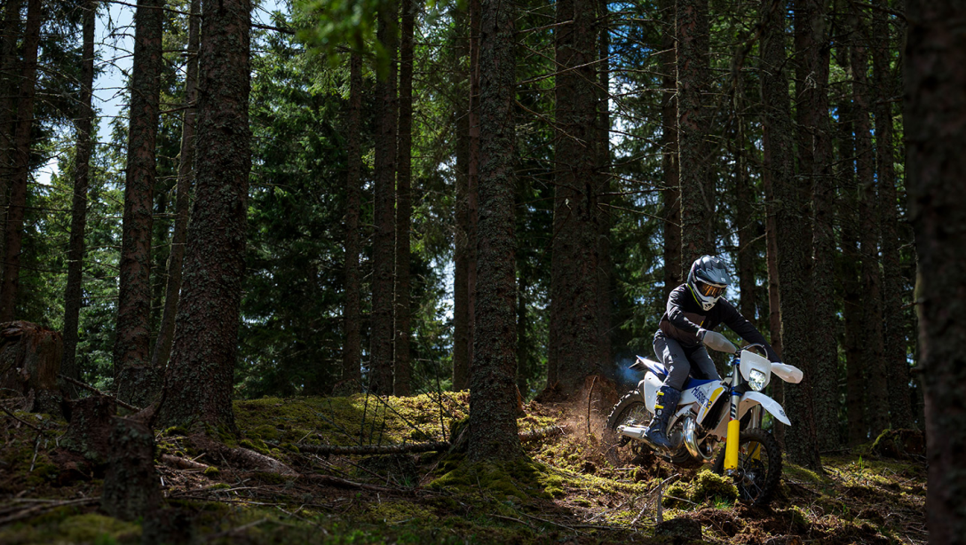 Husqvarna TE 125 2026 sur une piste d’enduro