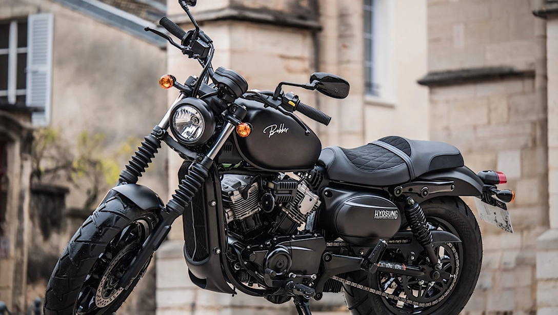 Vue latérale de la Hyosung GV125R 2026 sur fond sombre